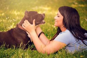 menina com cachorro foto