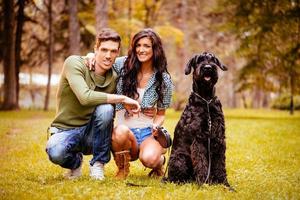 casal sorridente com cachorro foto