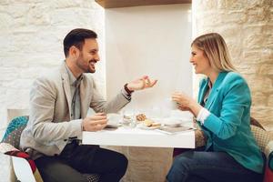 casal em um café foto