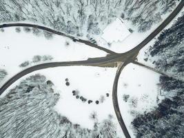 estrada de montanha de inverno de cima foto