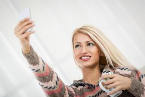 linda garota tirando uma selfie foto