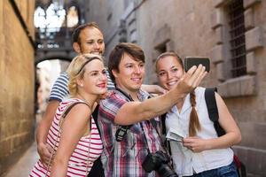grupo de turistas fazendo selfie foto