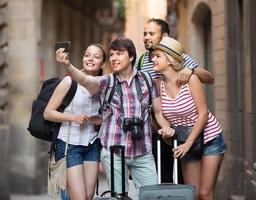 jovens viajantes fazendo selfie foto
