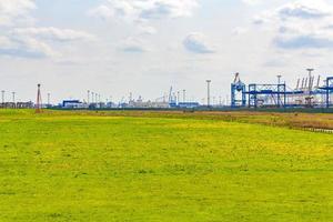 área industrial guindastes contêiner dique seascape panorama em imsum alemanha. foto