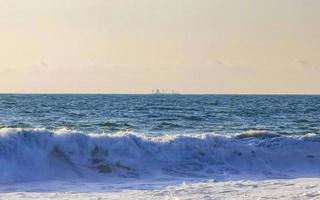 extremamente grandes ondas de surfista na praia puerto escondido méxico. foto