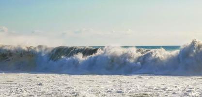 extremamente grandes ondas de surfista na praia puerto escondido méxico. foto