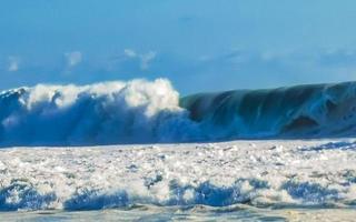 extremamente grandes ondas de surfista na praia puerto escondido méxico. foto