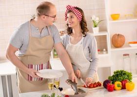 casal feliz na cozinha foto