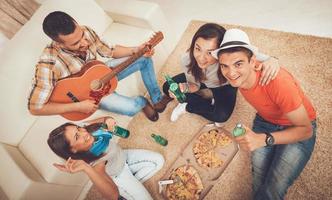 amigos se divertindo e fazendo festa em casa foto