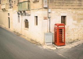 cabine telefônica vermelha na cidade velha medieval de Victoria em Gozo
