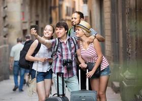 viajantes felizes com bagagem fazendo selfie