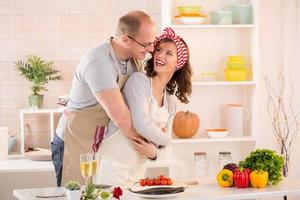 casal feliz na cozinha foto