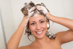 menina lavando cabelo foto