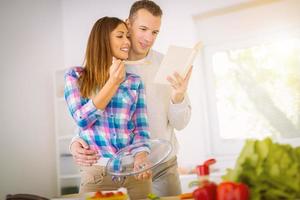 casal na cozinha foto