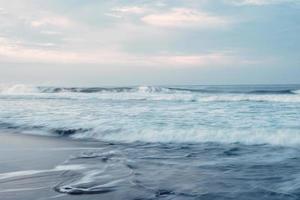 longa exposição de ondas de praia foto