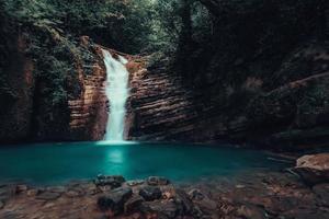 cachoeira em cascata em lago turquesa foto