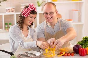 casal feliz na cozinha foto