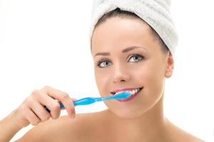 mulher escovando dentes foto