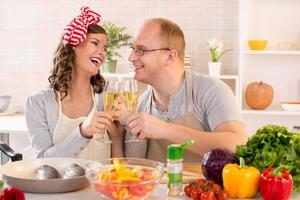 casal feliz na cozinha foto