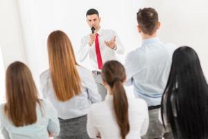 empresário fazendo apresentação foto