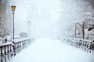 estrada em uma tempestade de neve foto