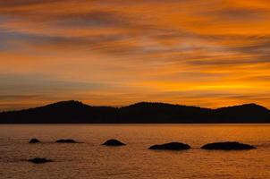 um pôr do sol olhando para as montanhas olímpicas foto