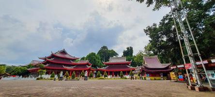 esta é uma foto do telhado do templo sam poo kong em semarang.