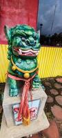 uma foto de uma pequena estátua de dragão feita de pedra no templo de sam poo kong semarang.