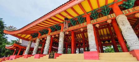 esta é uma foto do telhado do templo sam poo kong em semarang.