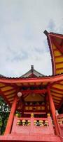 esta é uma foto do telhado do templo sam poo kong em semarang.