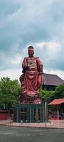 estátua de monge e imperador na área do templo sam poo kong de semarang. foto