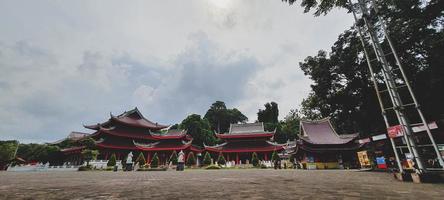 esta é uma foto do telhado do templo sam poo kong em semarang.