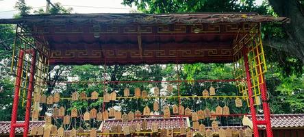orações escritas em madeira e penduradas na área do templo sam poo kong em semarang. foto