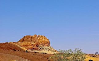 grande afloramento rochoso no alto deserto do arizona foto