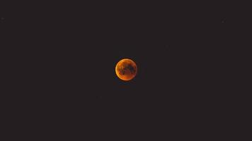 lua vermelha com nuvens foto