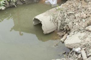 escoamento de resíduos. cano no chão. antigo esgoto. tubo vai para a lagoa. ambiente ruim. foto