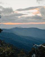 pôr do sol em uma paisagem de montanha foto