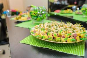 deliciosa salada com frango, nozes, ovo e legumes. foto