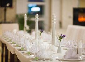 prato decorado com garfo e colher. restaurante mesa de casamento foto