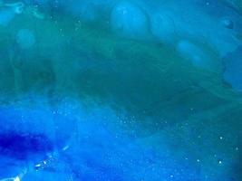 bela textura azul com manchas e transbordamento de resina acrílica decorada com bolhas. o fundo foto