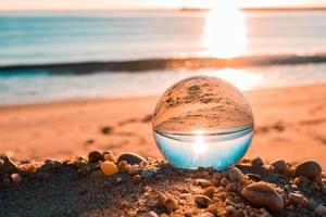 bola de lente na praia foto