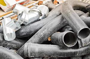 grandes tubos de encanamento de esgoto de plástico preto para a construção de canos de água ou esgotos em um canteiro de obras durante o reparo. fundo, textura foto