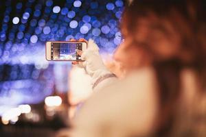 menina com smartphone na cidade foto