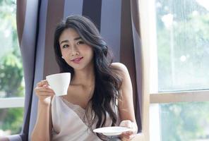 mulher asiática tomando café foto