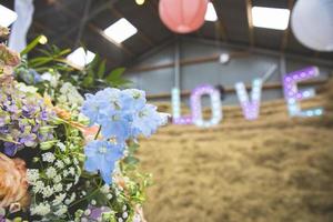 bouquet de flores em tons pastel com letras de amor ao fundo foto