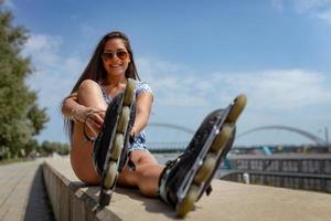 jovem skatista feminina foto