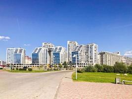 vista de um belo parque com passarelas em edifícios brancos conceituais quadrados modernos de vidro e concreto, uma área residencial moderna de novos edifícios foto