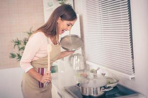 menina cozinhando vista foto