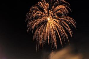 celebração de fogos de artifício no rio no céu escuro foto