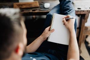 homem escrevendo em seu escritório em casa foto